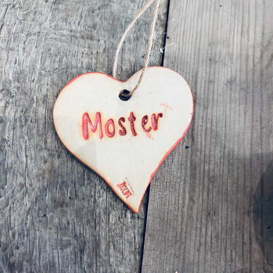 Ophæng, hjerte med tekst ‘moster’