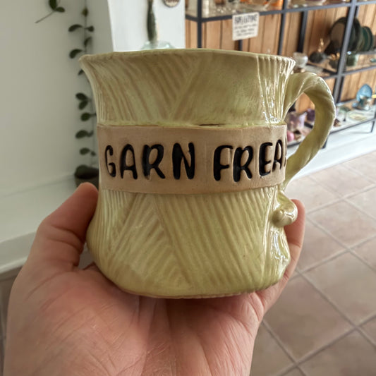 Håndformet garnkrus med tekst; GARN FREAK nr 2