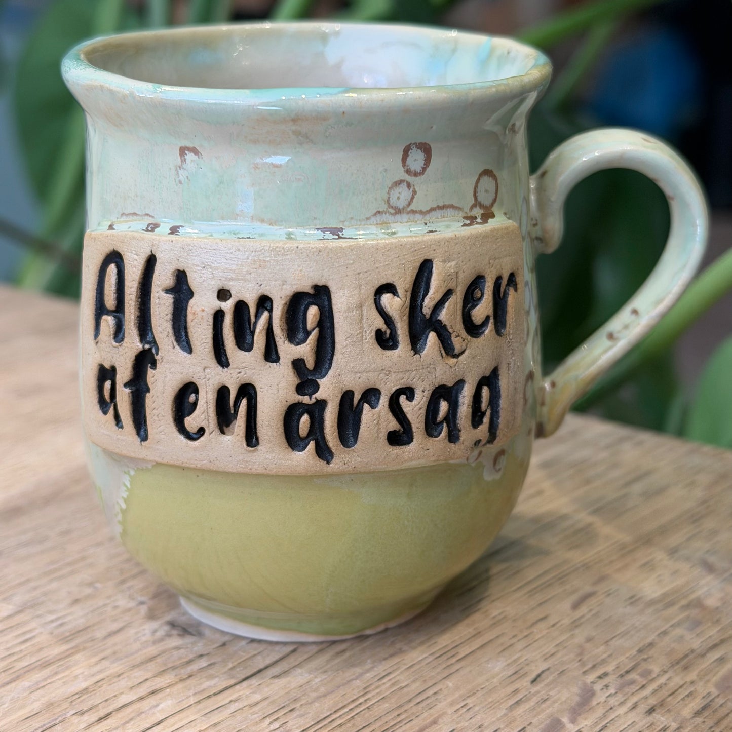 Håndlavet kop med hank og tekst; Alting sker af en årsag