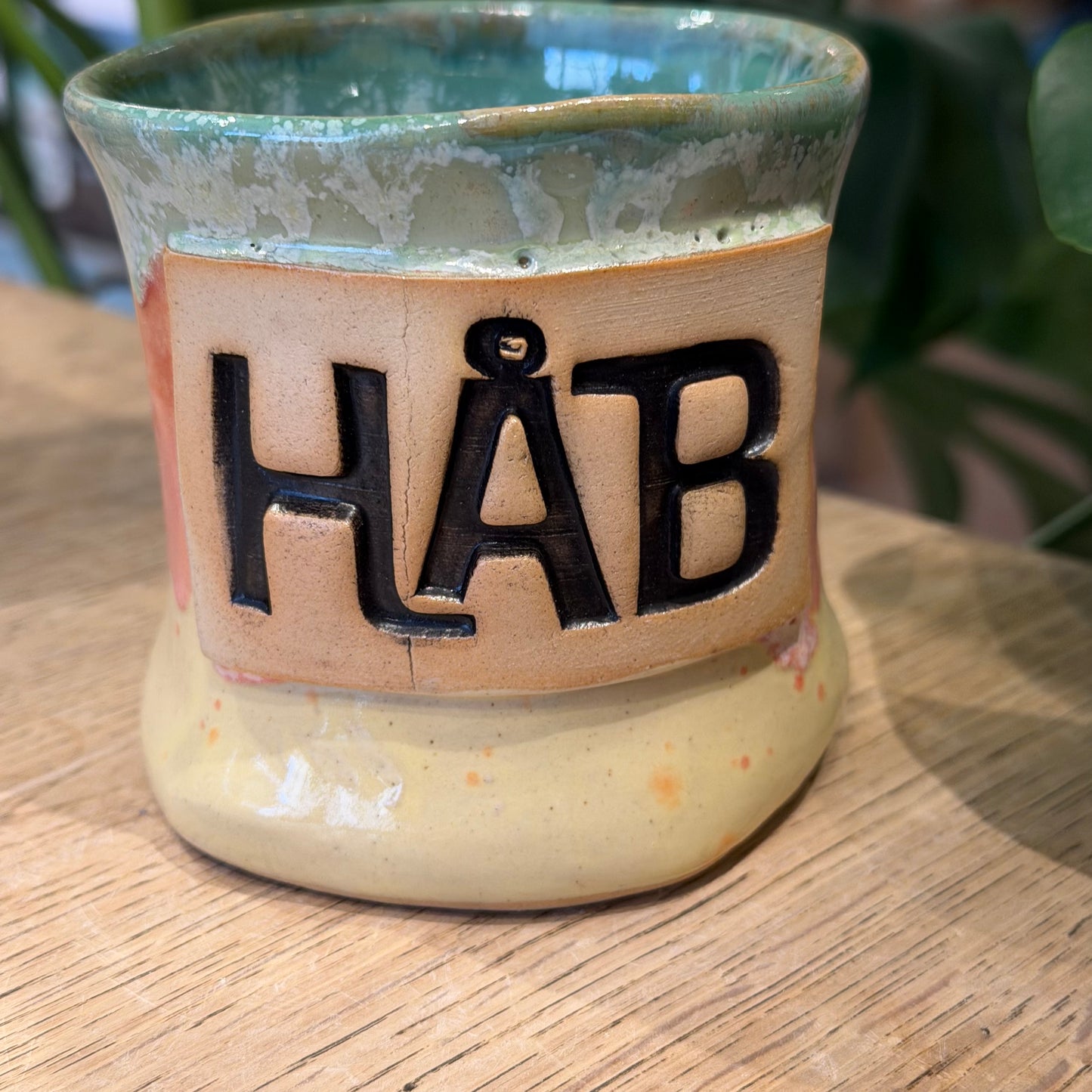 Håndformet krus med tekst; HÅB nr 2