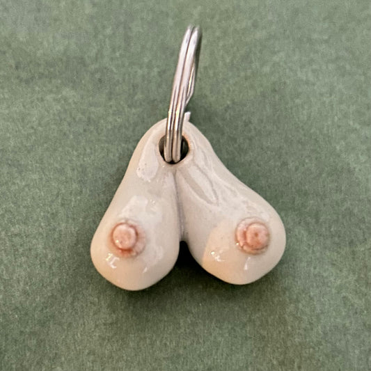 Nøglering med håndformede bryster, nr. 8